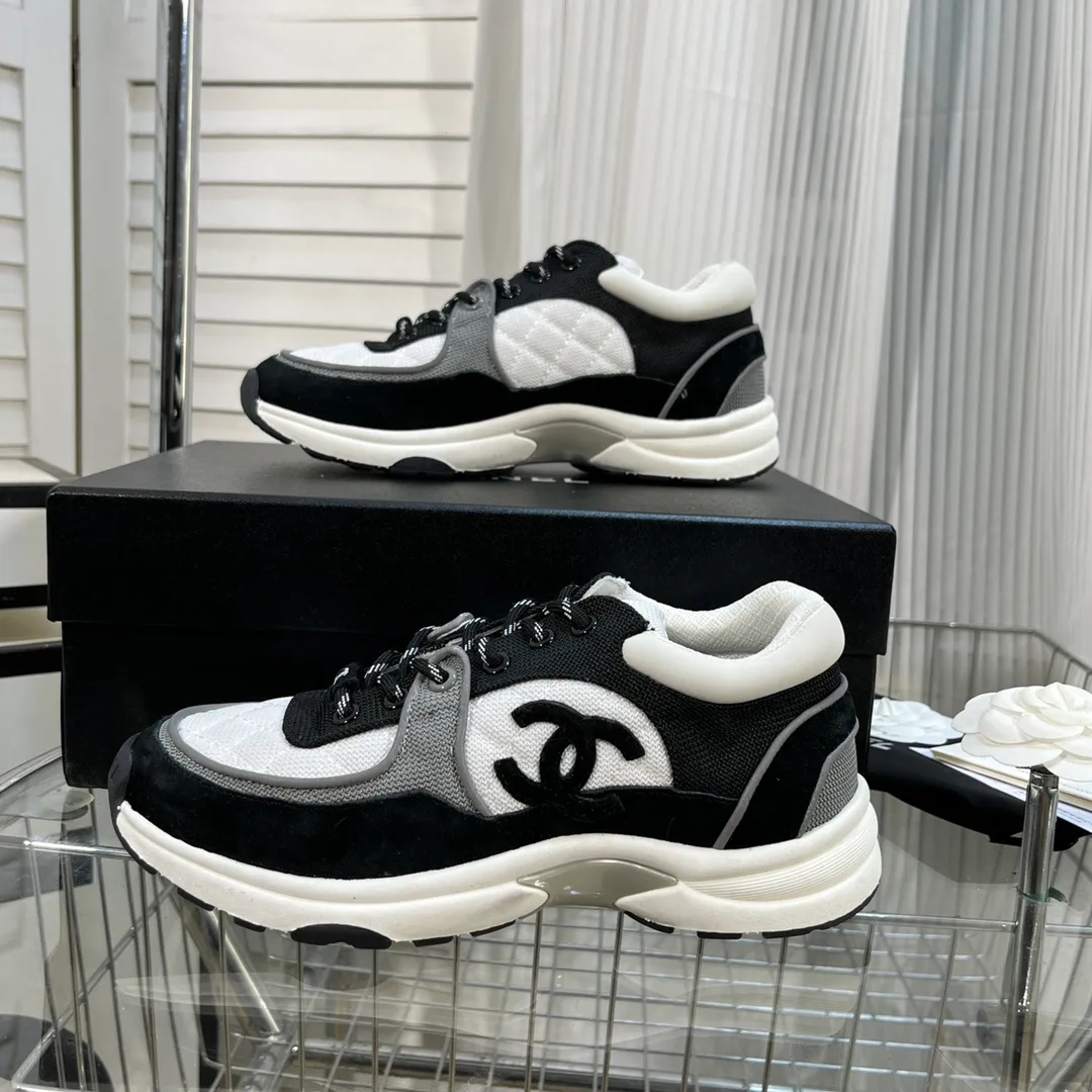 👟👟Ex-factory price 560👟👟 Chanel Chanel - 2022 counter top casual sports shoes This classic design; the upper is electro-embroidered with a variety of techniques; the outsole is fashionable and sporty; it is unusual to incorporate a variety of color matching elements... The diversified mix and match is very good-looking and versatile, casual, fashionable, sports and outdoor can be taken into account... ꫛꫀꪝ Go➫ Material: ❶Upper is made of: Original imported high mercerized smooth cow suede + electric embroidery technology + imported breathable mesh ❷Inner use: original imported breathable mesh ❸Outsole based on: original TPU combination outsole Counter boutique packaging complete set for women 35–42 men 38–46